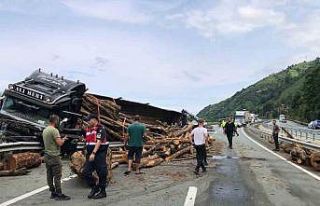 Rize’de odun yüklü tır yola devrildi: 2 yaralı