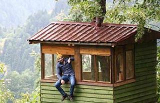 Rizeli öğretmen tatilini ağacın üzerine yaptığı...