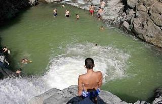 Rize’nin Güneysu ilçesinde sıcaktan bunalanlar...