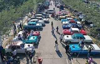 Roman çiftler klasik araçlarla İzmit sokaklarında...