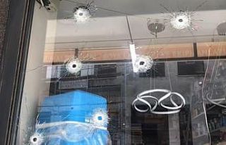 Sabah iş yerine gelen esnaf, dükkanını kurşunlanmış...