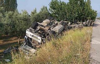 Saç yüklü tır takla attı