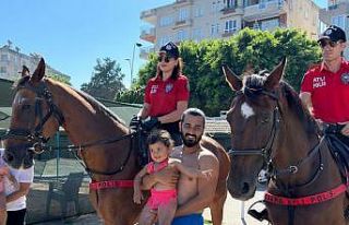 Sahilde güvenliği atlı polisler sağlıyor
