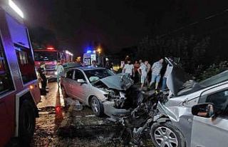 Sakarya’da otomobil ile hafif ticari araç kafa...