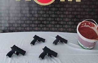 Salça kovasından silah çıktı