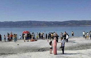 Salda Gölü’nde boğulma tehlikesi geçiren 3 kişi...