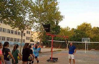 Salihli’de öğrenciler voleybol smaç makinesiyle...