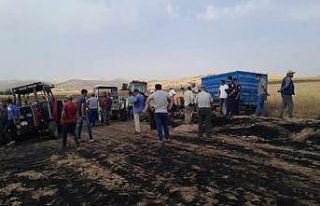 Saman balyası yangınında 2 traktör yanarak kullanılamaz...