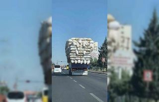 Saman yüklü kamyon trafiği tehlikeye attı