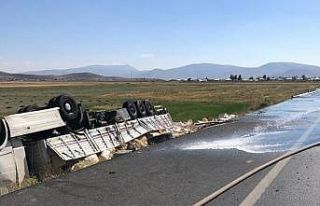 Saman yüklü tır devrildi: 1 yaralı