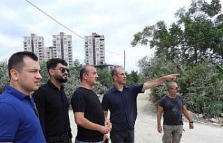 Samandağ’da bozuk yolun asfaltlama çalışması...