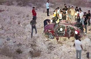 Şanlıurfa’da otomobil 25 metreden uçuruma düştü:...