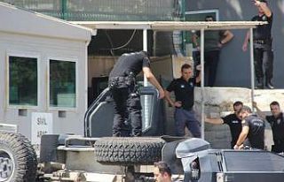 Şanlıurfa’da zırhlı polis aracı devrildi: 1...