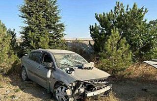 Şarampole girip ağaçlara çarpan otomobilde 4 kişi...