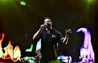 Şarkılarını hayranlarıyla söyledi