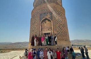 Sasonlu kadınlar tarihi Hasankeyf ilçesini gezdi