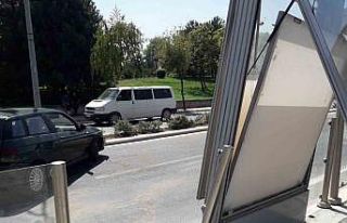 Savrulan araç tramvay durağına çarptı