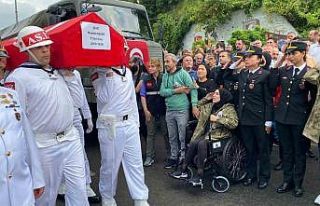 Şehit eşinin üniformasını giyip asker selamıyla...