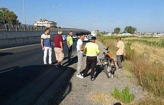 Servis otobüsünün önünden geçti, motosikletin...