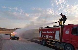 Seyir halinde alev alan otomobil küle döndü