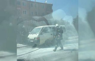 Seyir halindeki kamyonette çıkan yangın paniğe...