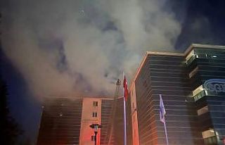 SGK İl Müdürlüğü binasının çatısında çıkan...