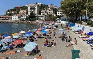 Sıcak havadan bunalan vatandaşlar plajı doldurdu