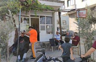 Sıcak havalar berber dükkanlarını sokağa taşıdı