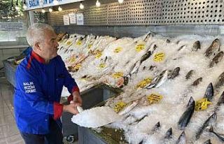 Sıcak havalarda balıklar tezgahta buzla korunuyor