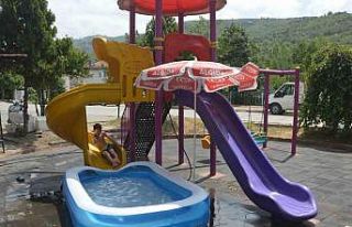 Sıcaklardan bunalan 12 yaşındaki Kayra, kendi aquparkını...