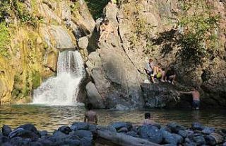 Sıcaklık 40 dereceye çıktı, vatandaş derede...