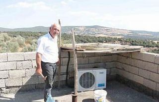 Sıcaktan arızalanan klima motoruna gölgelik yaptı