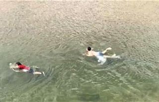 Sıcaktan bunalan çocuklar Çoruh’ta serinliyor