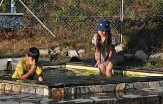 Sıcaktan bunalan çocuklar doğal mineralli olukta...