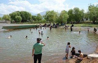 Sıcaktan bunalan çocuklar havuzda serinledi