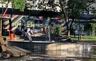 Sıcaktan bunalan çocukların süs havuzunda tehlikeli...