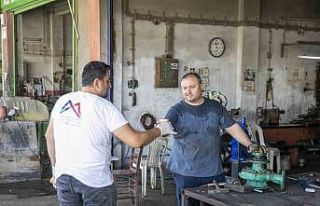 Sıcaktan bunalan emekçiler, buz gibi limonatayla...