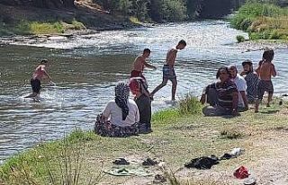 Sıcaktan bunalan köy sakinlerine plaj yaptırdı