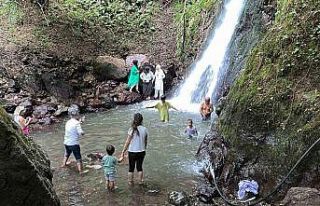 Sıcaktan bunalan şelaleye koştu