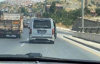 Sıcaktan bunalan vatandaş, otomobilinin kapısını...