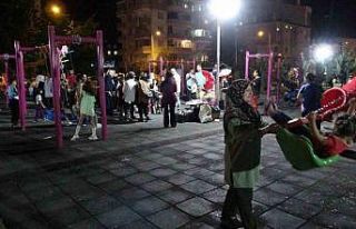 Sıcaktan bunalan vatandaşlar akşam parklara akın...