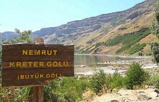 Sıcaktan bunalan vatandaşlar Nemrut Krater Gölü’ne...