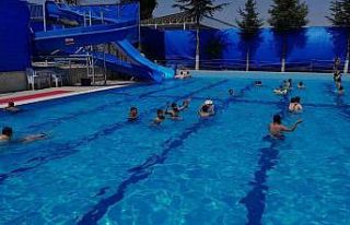 Sıcaktan bunalanlar kendini havuza bıraktı