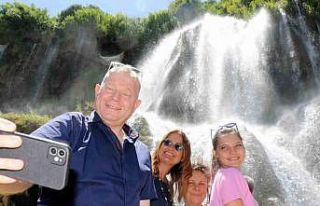 Sıcaktan kaçan Girlevik Şelalesinde serinliyor