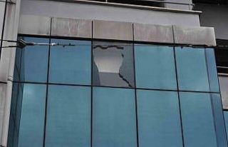 Şiddetli rüzgâr sonucunda patlayan camın küçük...