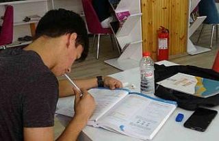 Siirt’te öğrenciler Millet Kıraathanesi’nde...