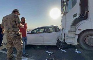 Şırnak’ta tırın çarptığı otomobil metrelerce...