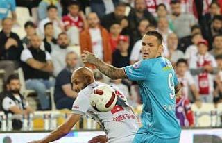 Sivasspor’da Rey Manaj ilk resmi maçına çıktı