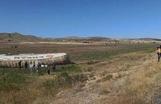 Sivas’ta devrilen tırın sürücüsü yaralandı