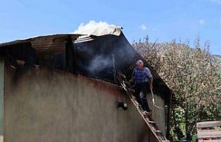 Sobadan çıkan yangında bir ev kül oldu